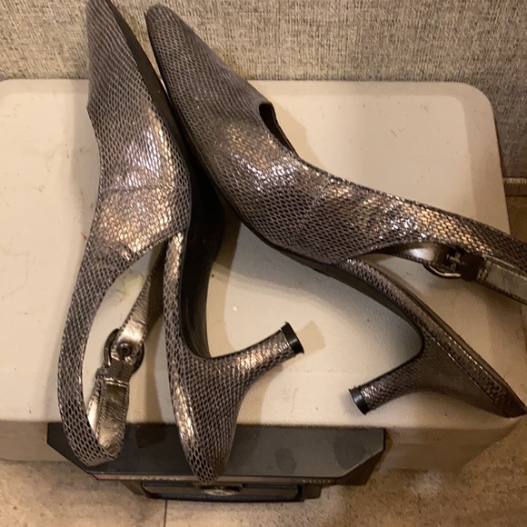 LADIES GRAY HEEL OUT PUMP - Picture 4 of 4